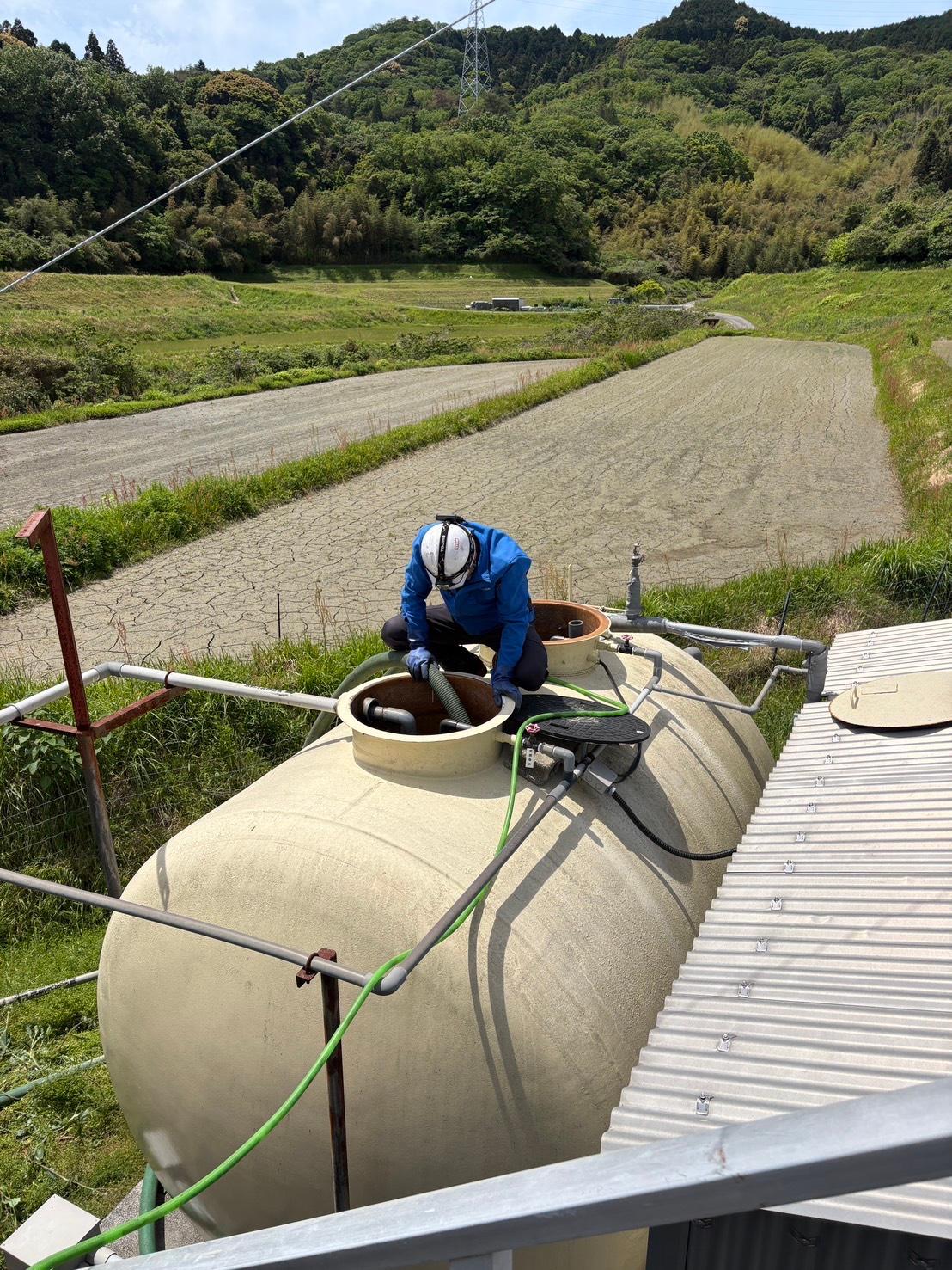 県内某工場の排水処理施設での産廃汚泥引抜き作業 2026年5月