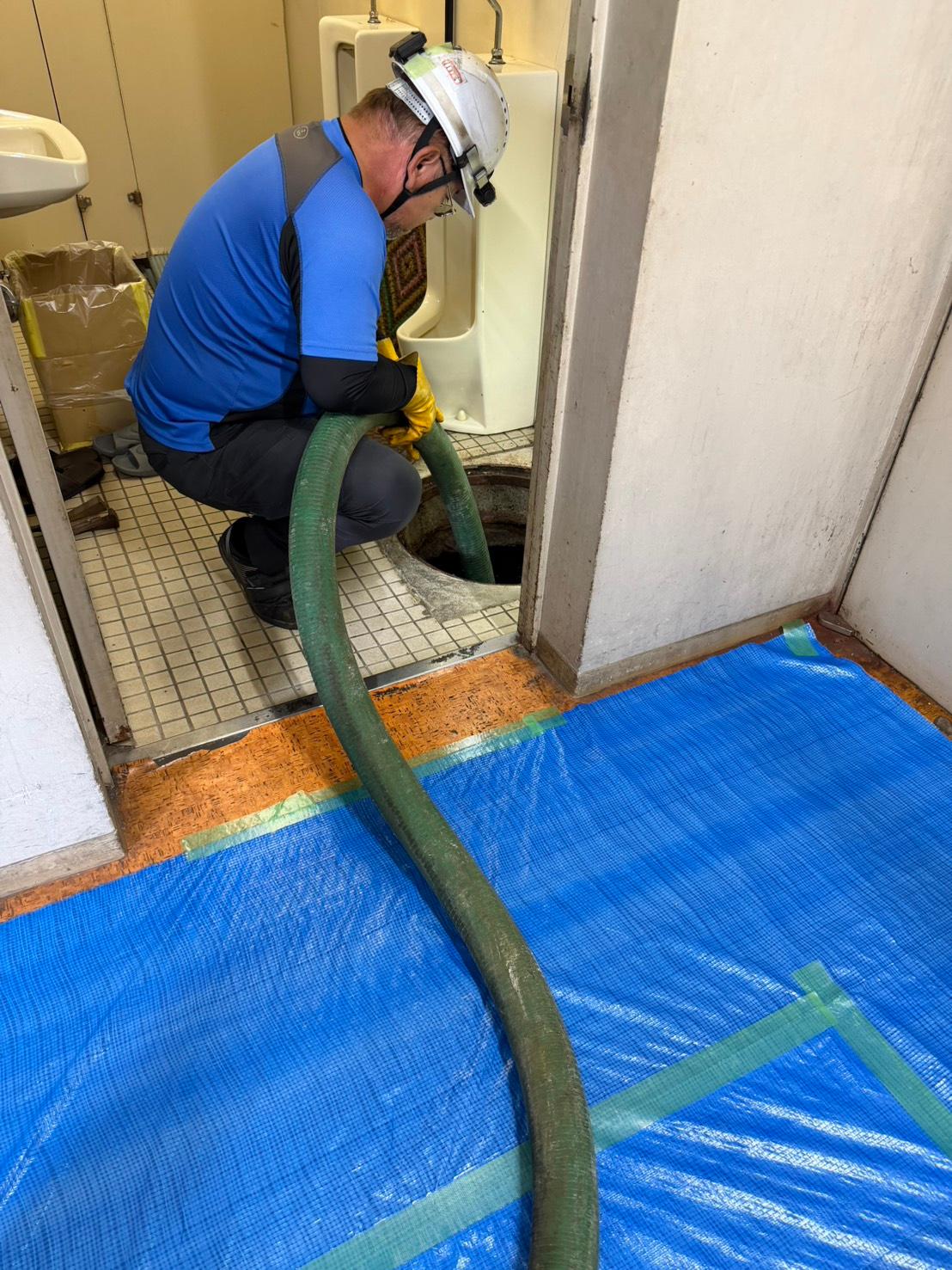 マリアージュ下関 汚水槽内のポンプの点検に伴う汚水引抜き作業風景 2