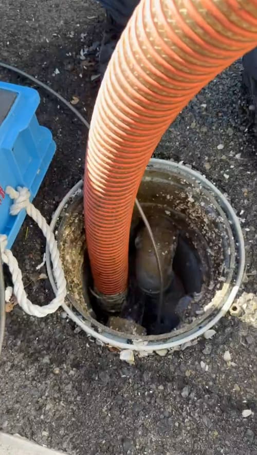 定期の雑排水槽・雑排水桝引抜き清掃及び排水管の洗浄作業 5