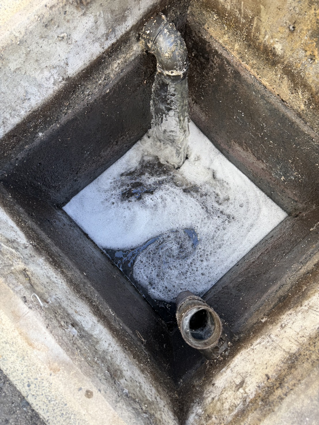 定期の雑排水槽・雑排水桝引抜き清掃及び排水管の洗浄作業 8