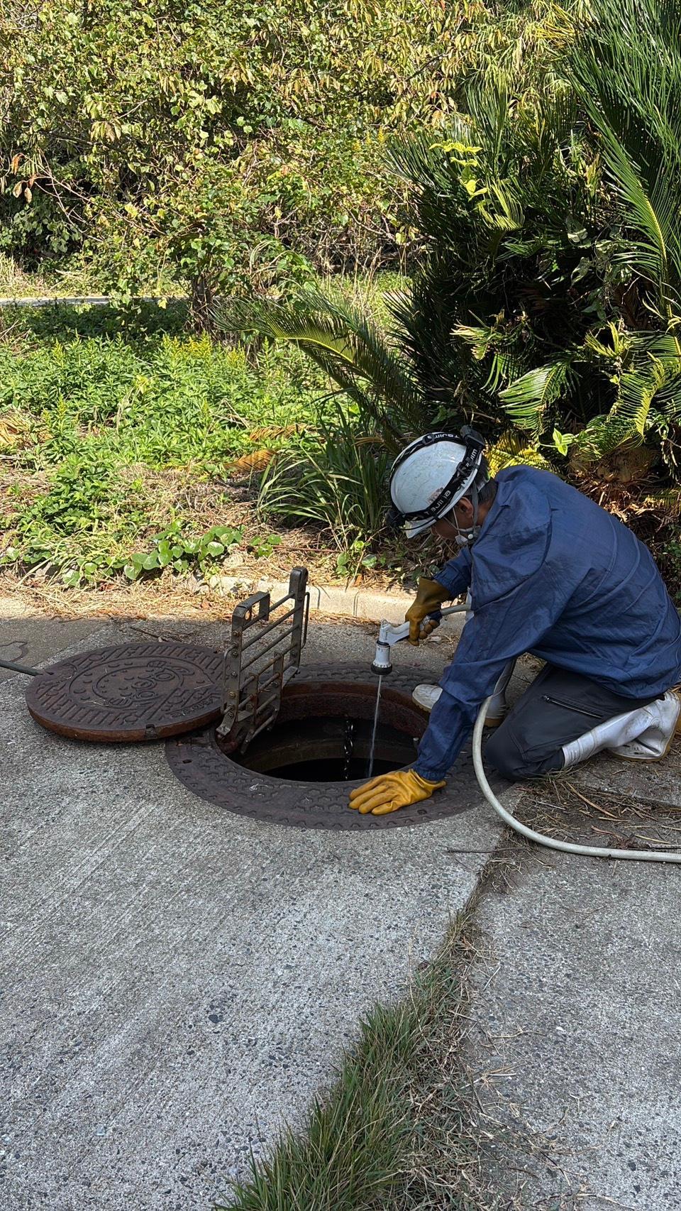市内某所（島）の排水処理施設関連での、中継ポンプ槽2ヶ所と処理施設内の消毒槽内の清掃作業 2