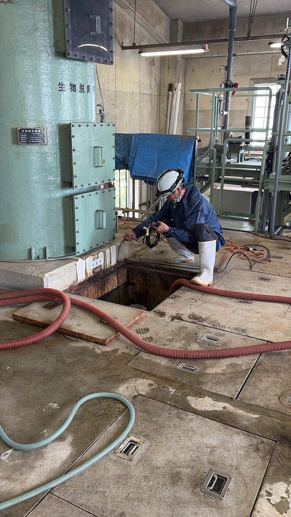 市内某所（島）の排水処理施設関連での、中継ポンプ槽2ヶ所と処理施設内の消毒槽内の清掃作業 3